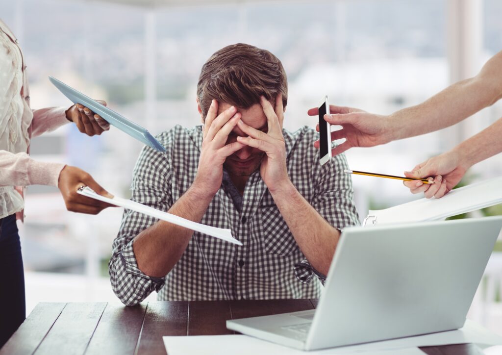 Homem estressado pelas demandas do trabalho