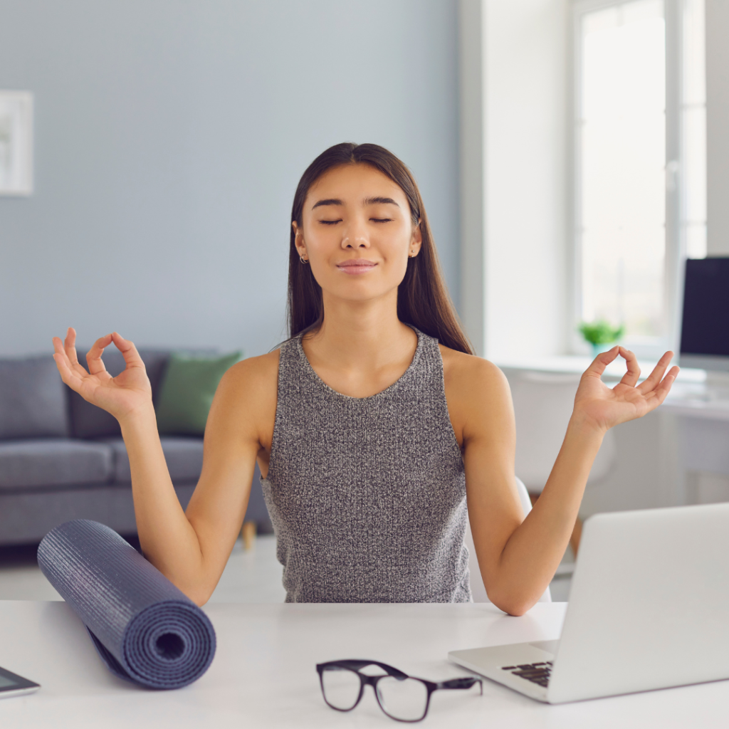 Mulher meditando durante a jornada de trabalho